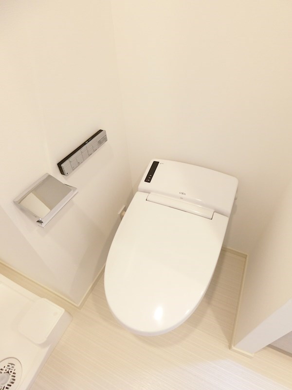 トイレ　機能的で快適な温水洗浄便座になります