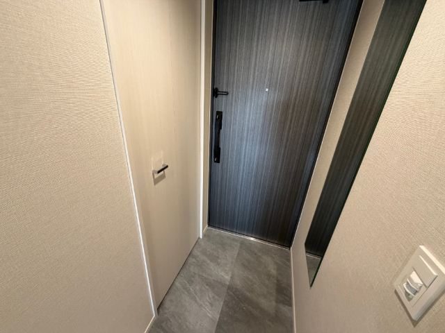 玄関　１３０５号室の写真です。