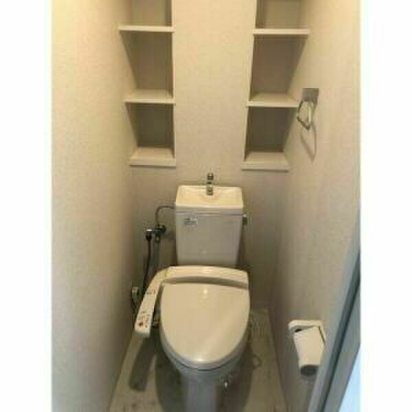 トイレ　同物件の別居室になります。