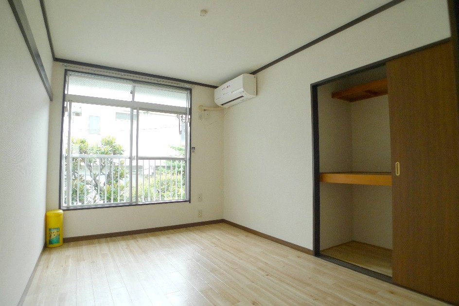 居室・リビング　エアコン付き洋室！南向きのお部屋です！