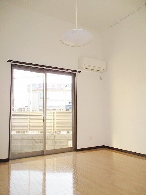アイランド菅野の居間写真