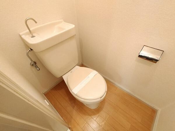 京成本線 江戸川駅 徒歩5分 2階建 築42年のトイレ写真