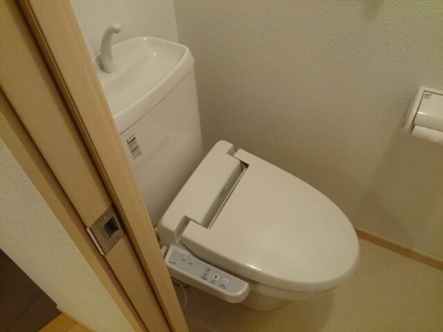 地下鉄御堂筋線 北花田駅 徒歩17分 3階建 築17年のトイレ写真