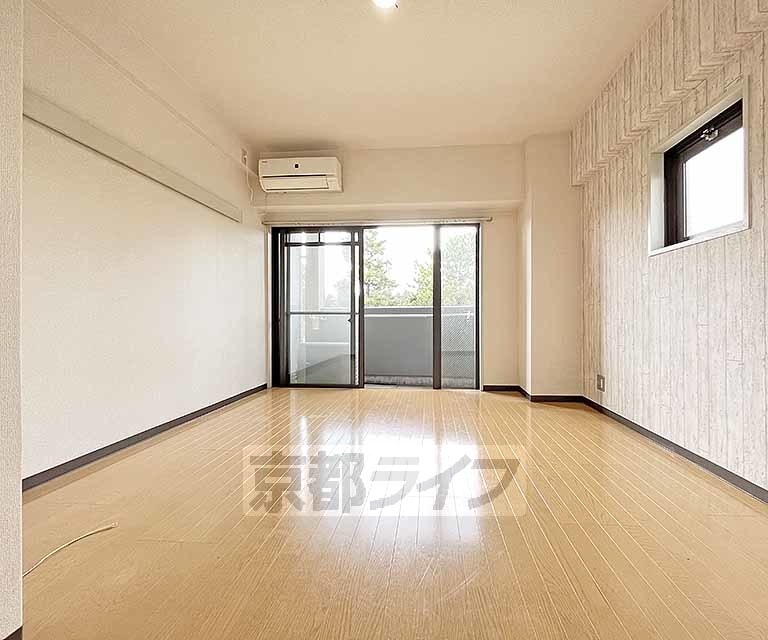 地下鉄烏丸線 丸太町駅 徒歩10分 5階建 築37年の居間写真