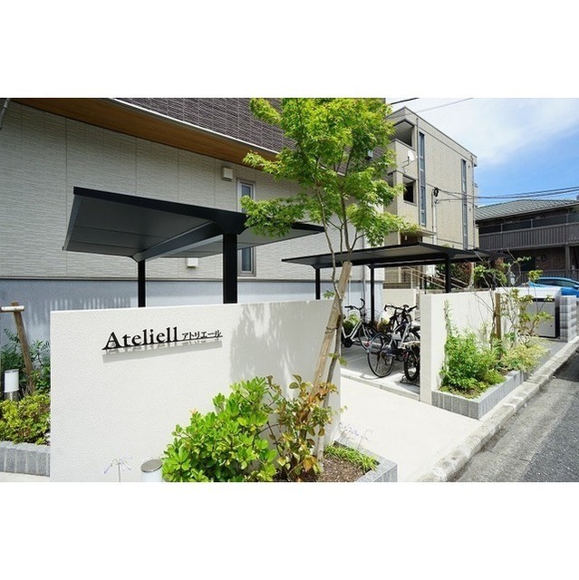 エントランス　植栽もあり柔らかみのあるエントランス♪