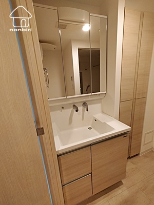 洗面設備　3面鏡の洗面台です（他のお部屋の写真です）