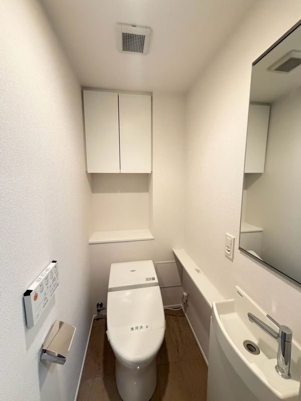 都営三田線 御成門駅 徒歩5分 15階建 築15年のトイレ写真