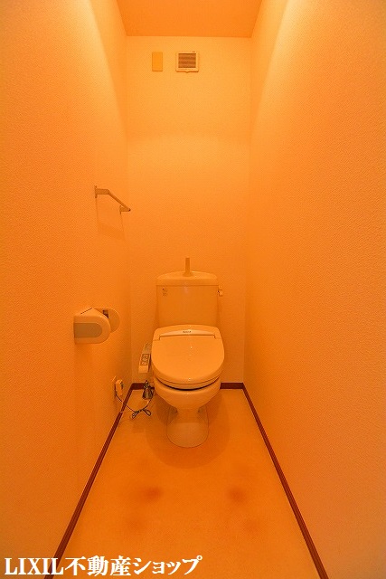 トイレ　温水洗浄便座付のトイレです。