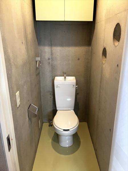 トイレ　バストイレ別。コンクリート打ち放しです（前回募集時）