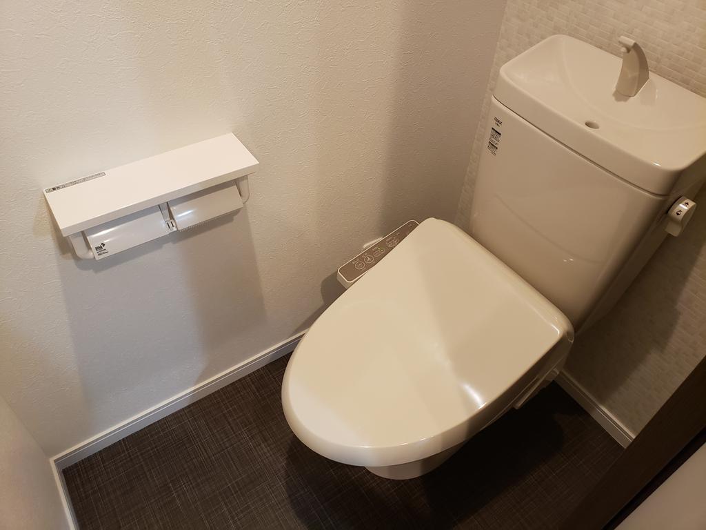 ＪＲ埼京線 与野本町駅 徒歩6分 3階建 築6年のトイレ写真