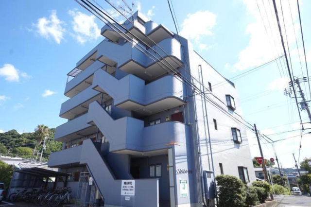 松山市山越のマンションの建物外観