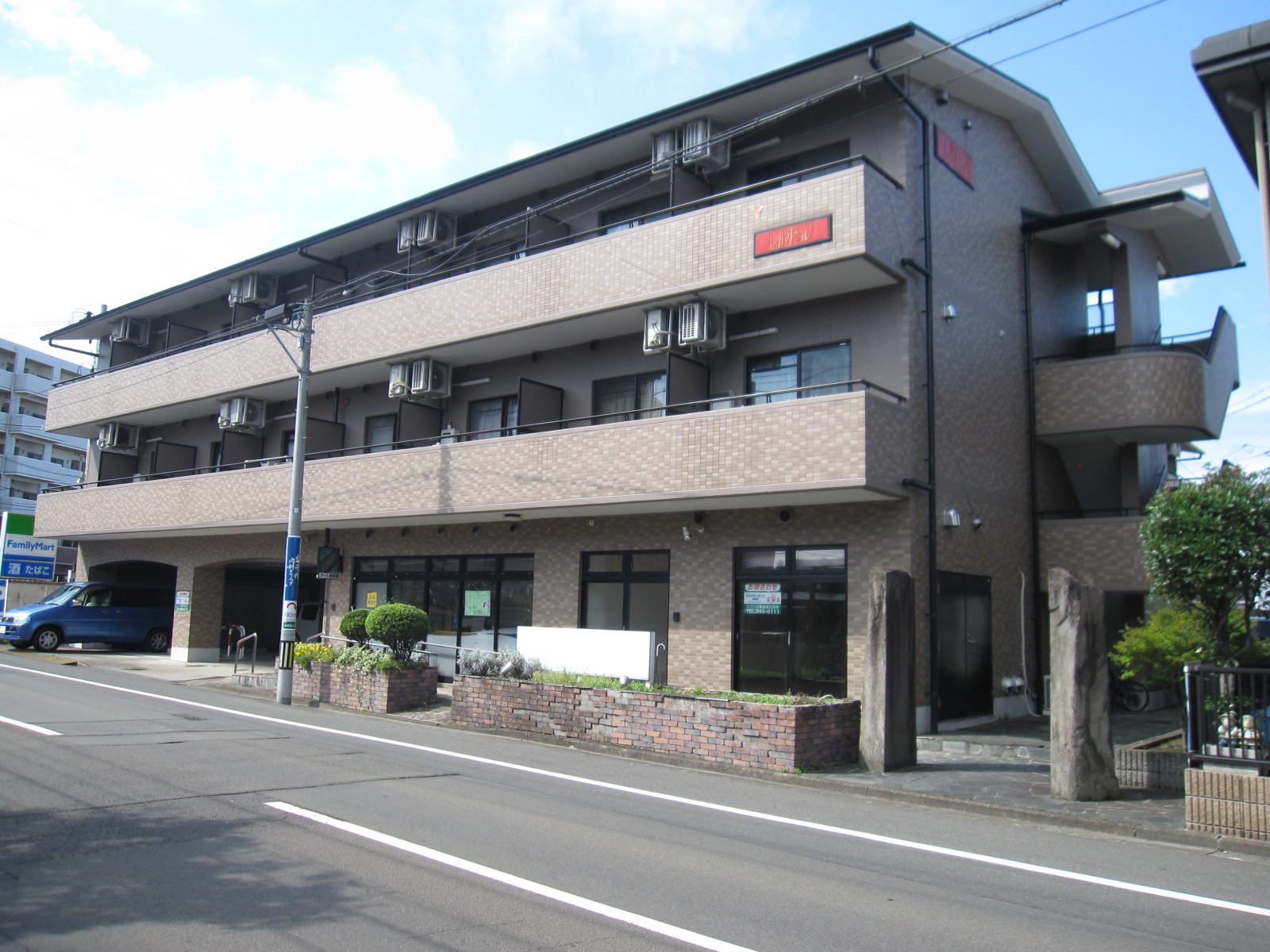 建物外観　3階建てのマンションです。
