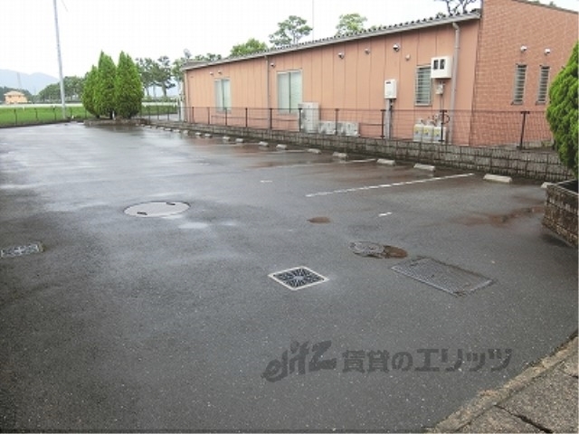 【東近江市八日市緑町のアパートの駐車場】