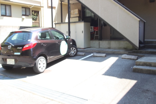 【ラポール鏡が丘の駐車場】