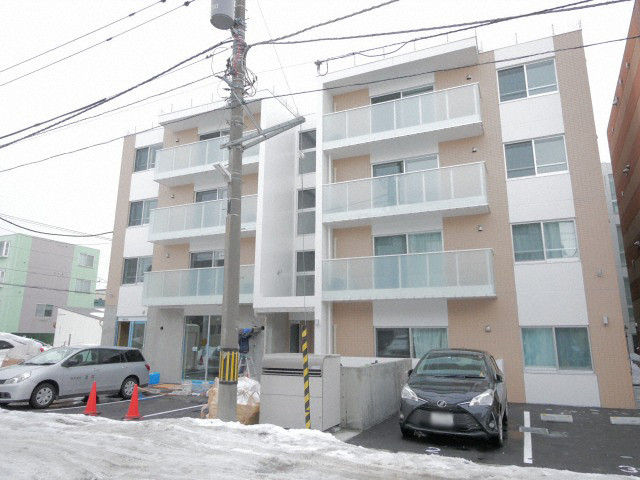 札幌市東区北十六条東のマンションの建物外観