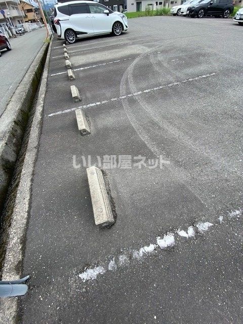 【岩出市西国分のマンションの駐車場】