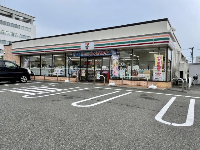 コンビニ　セブンイレブン小松日の出町2丁目店（コンビニ）まで549m