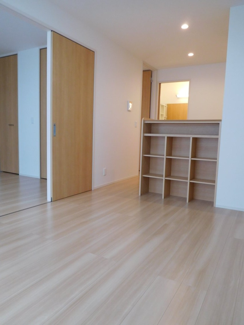 居室・リビング　南向きの明るいリビング　家具家電はイメージです