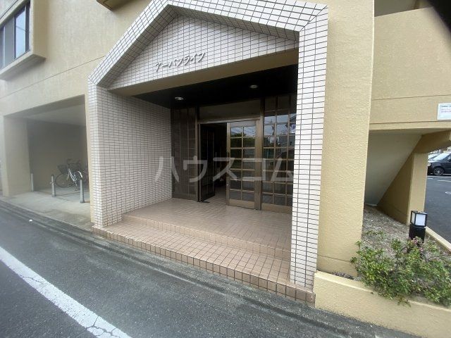 【名古屋市中川区万場のマンションのエントランス】