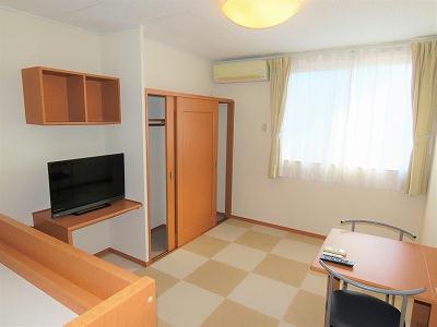 居室・リビング　カーテンやテーブル、テレビも備え付けです