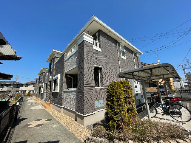 【倉敷市西阿知町新田のアパートの建物外観】