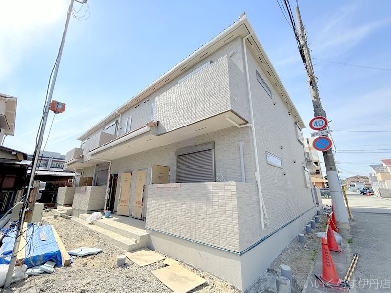 川西市出在家町のアパートの建物外観