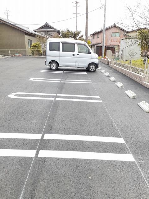 【エクセランIIの駐車場】