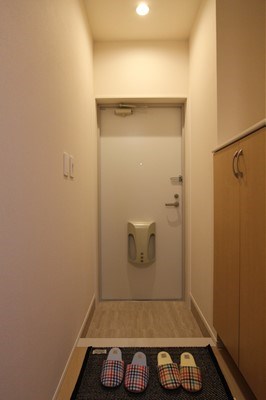 玄関　※別号室の写真です。収納有♪