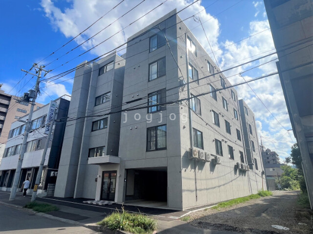 【札幌市豊平区豊平三条のマンションの建物外観】