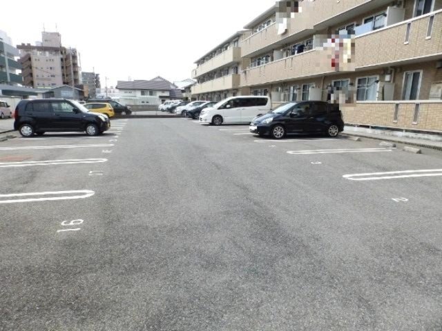 【高知市杉井流のアパートの駐車場】