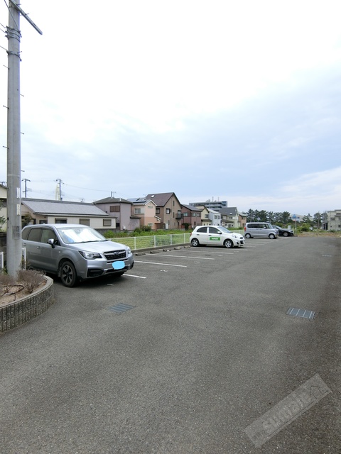 【和歌山市毛見のアパートの駐車場】