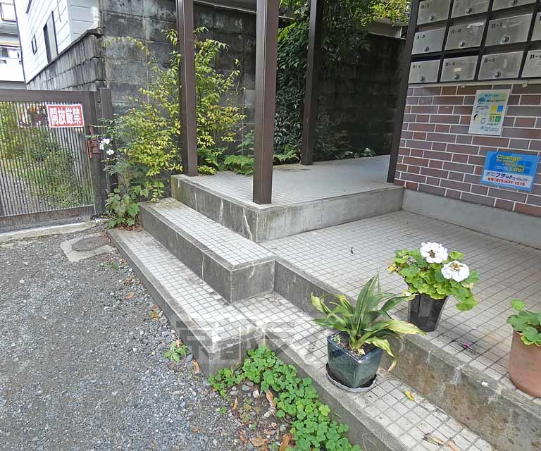 【京都市左京区吉田本町のアパートのエントランス】