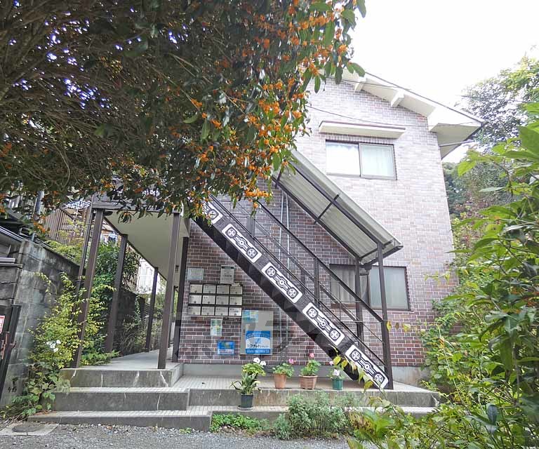 京都市左京区吉田本町のアパートの建物外観