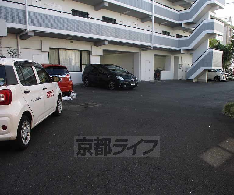 【サンタウン宇治の駐車場】