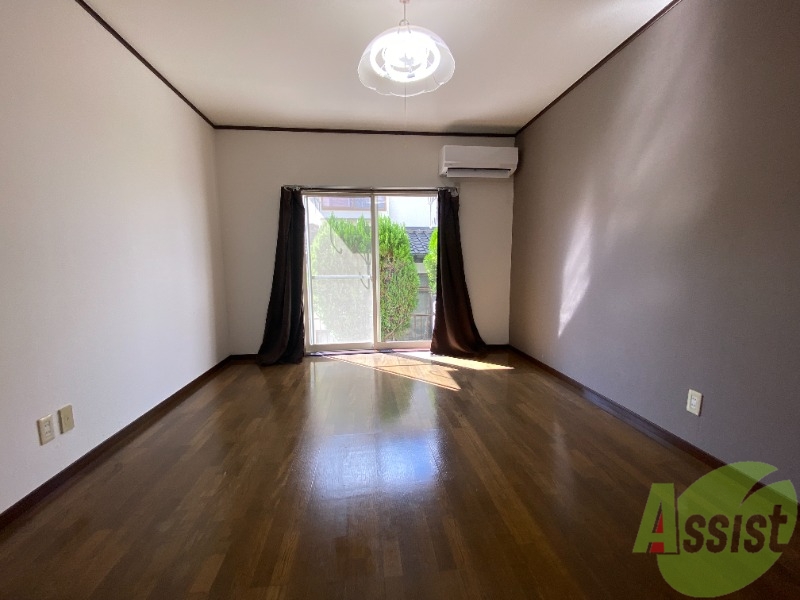 居室・リビング　リビングはこんな感じです。窓が大きくて良く陽が入ってきます。