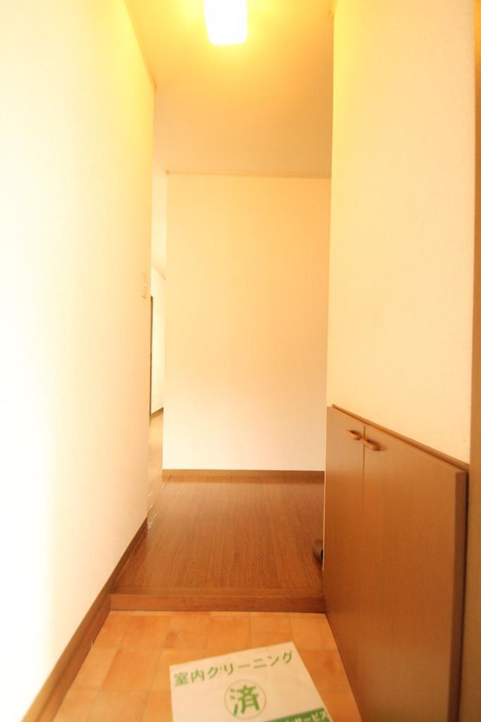 玄関　（同タイプの別のお部屋です。現況と異なる場合は現況を優先しま