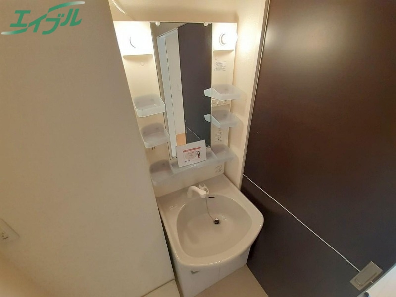 洗面設備　同型反転参考写真