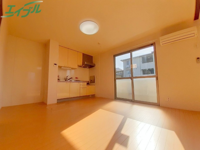 居室・リビング　同型反転参考写真