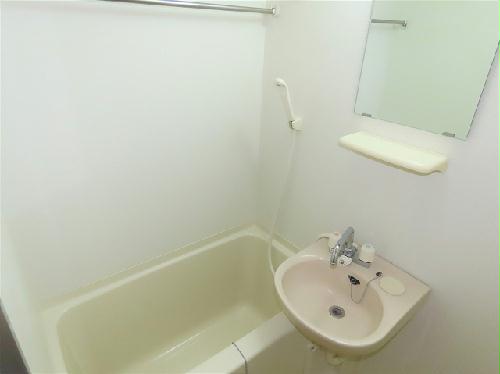 バス・シャワールーム　洗面台とユニット式のお風呂です