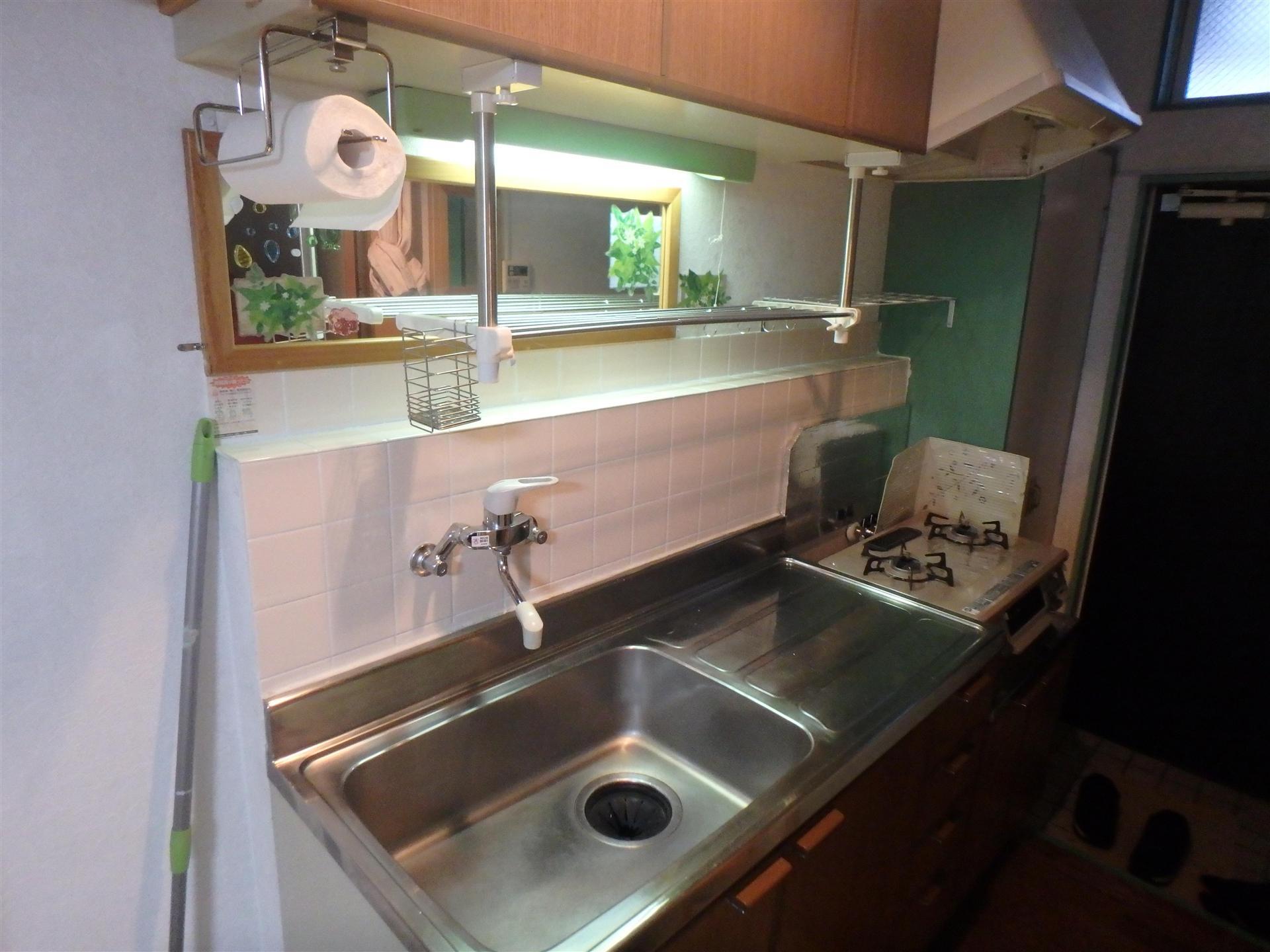 キッチン　ガスコンロ付のキッチン。まな板スペースも有ります。