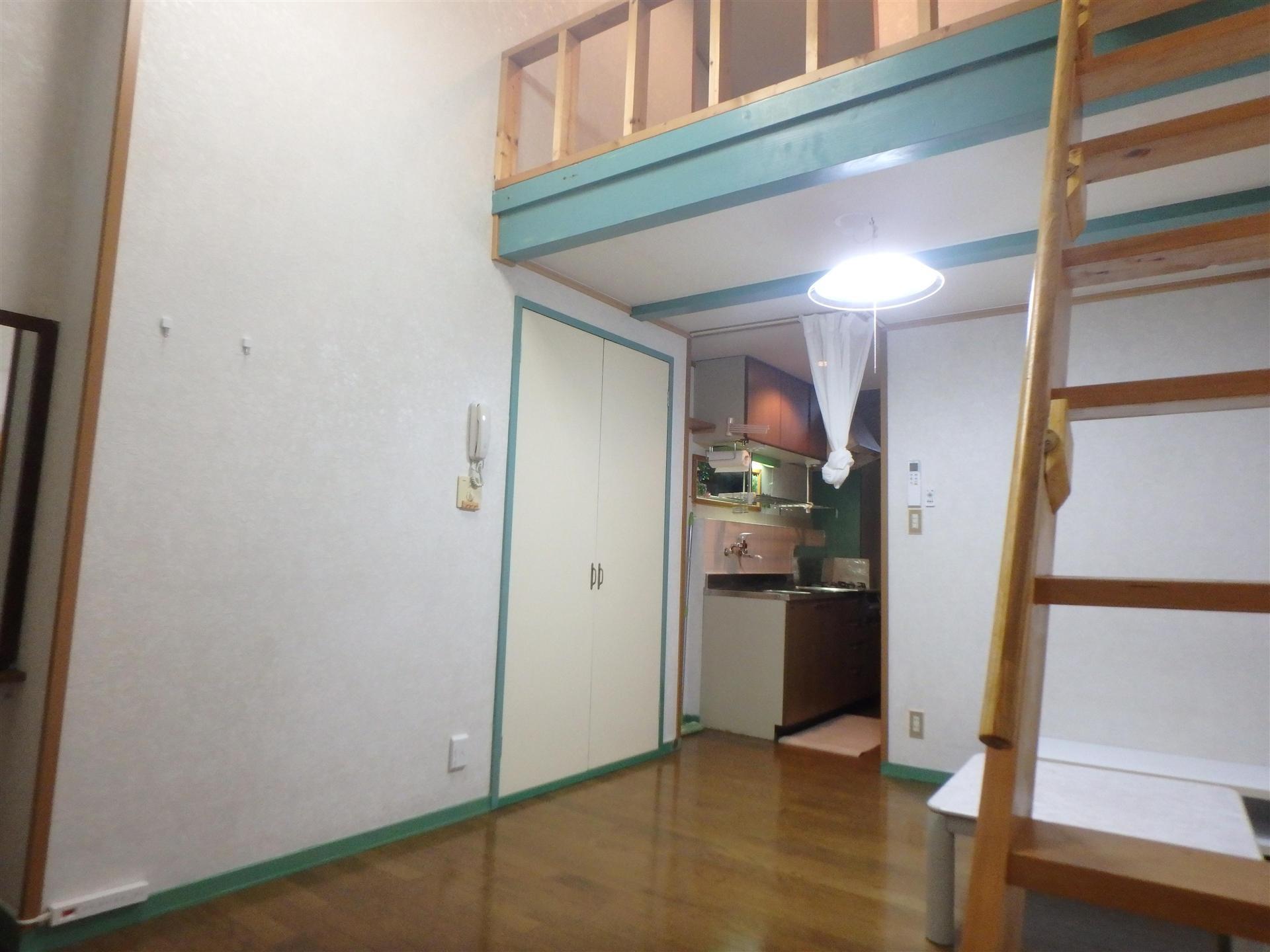 居室・リビング　天井が高めの開放感のあるお部屋です。