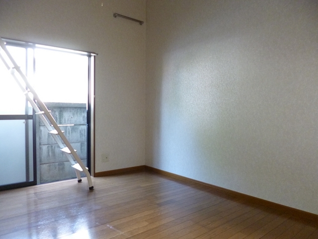 居室・リビング　6帖の居室はフローリング！