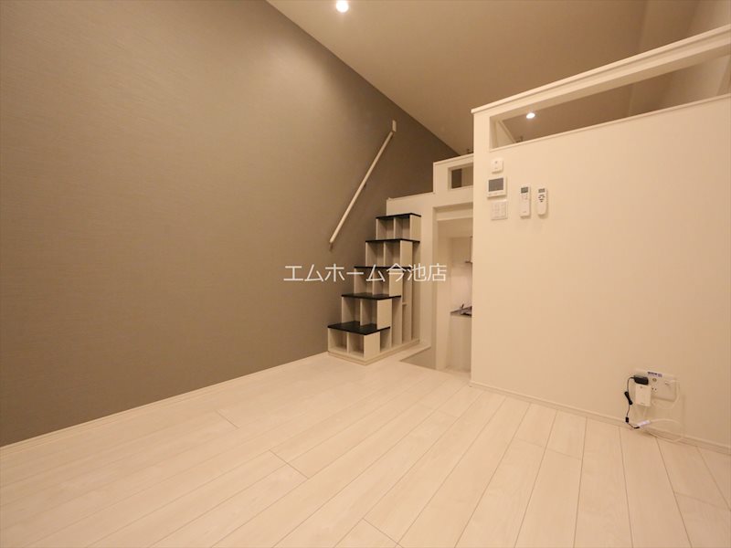 居室・リビング　洋室6.0帖　エアコン完備　バルコニーに面しています