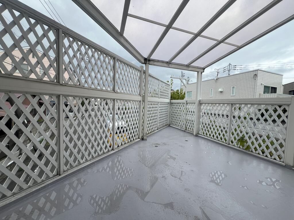 バルコニー　洗濯物干しはこちらのバルコニーで