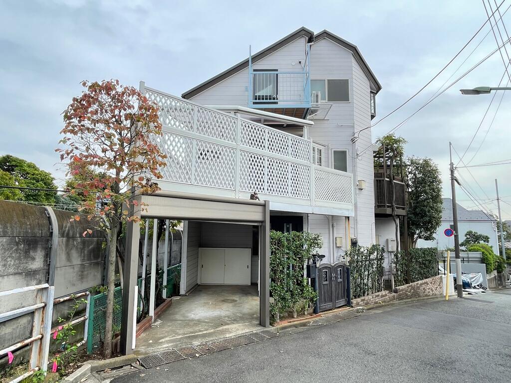 エントランス　駐車場間口（電動リモコンシャッター）