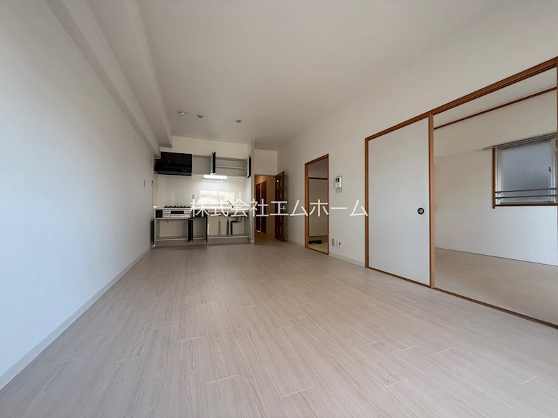 居室・リビング　ＬＤＫ13.1帖　南向きバルコニー付