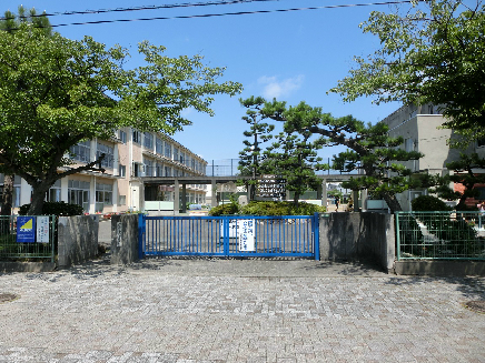 小学校　浜松市立県居小学校（小学校）まで303m