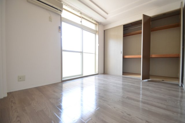 居室・リビング　南向きの窓で日当たりバツグン！！