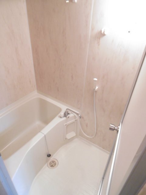 バス・シャワールーム　清潔感のある浴室