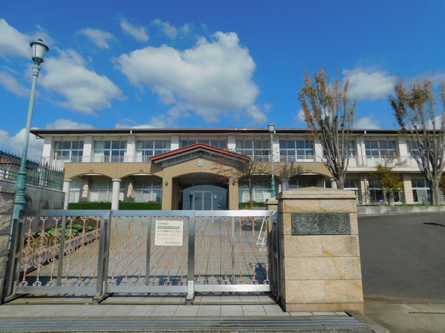 小学校　富士市立青葉台小学校（小学校）まで659m